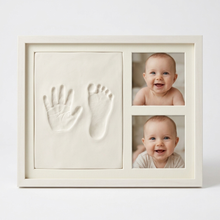Marco de huellas de bebe en madera blanca